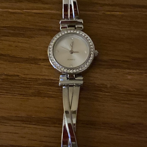 Fashion watch to wear with your favorite bracelets - Picture 3 of 3